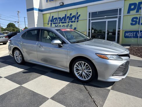Used 2018 Toyota Camry XLE w/ Audio Package FWD image 2