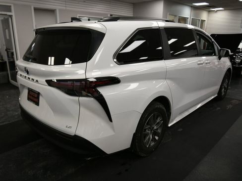 Certified 2025 Toyota Sienna LE image 7