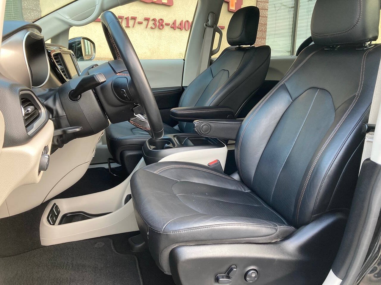 Used 2020 Chrysler Pacifica Touring-L FWD image 8