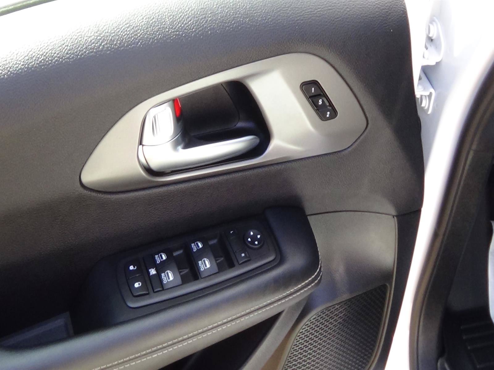 Certified 2025 Chrysler Pacifica Select FWD image 16