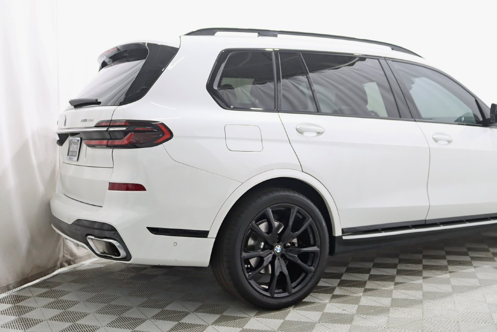 Used 2024 BMW X7 xDrive40i w/ M Sport Package AWD/4WD image 9