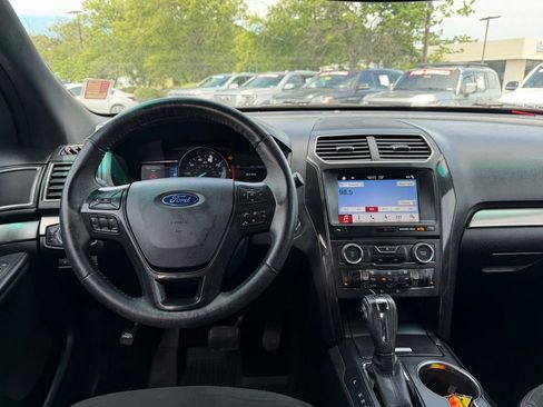 Used 2018 Ford Explorer XLT w/ Equipment Group 202A FWD image 20