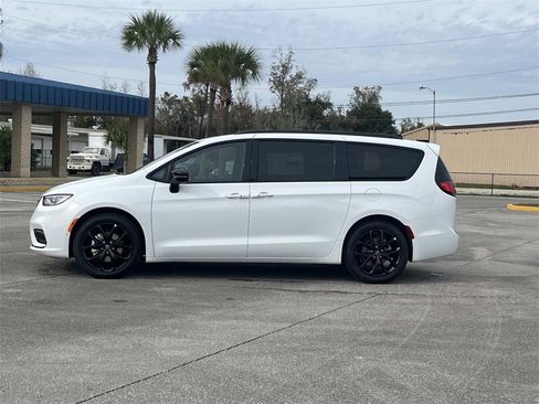 New 2026 Chrysler Pacifica Limited image 2