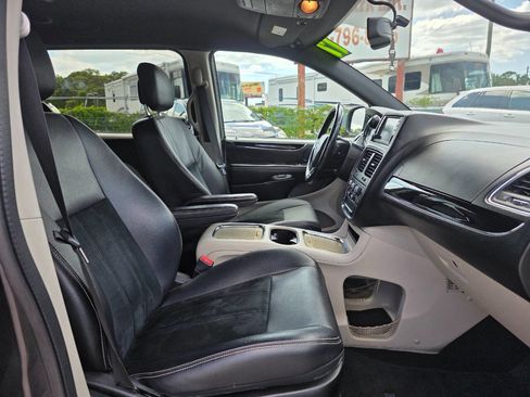 Used 2017 Dodge Grand Caravan SXT image 14