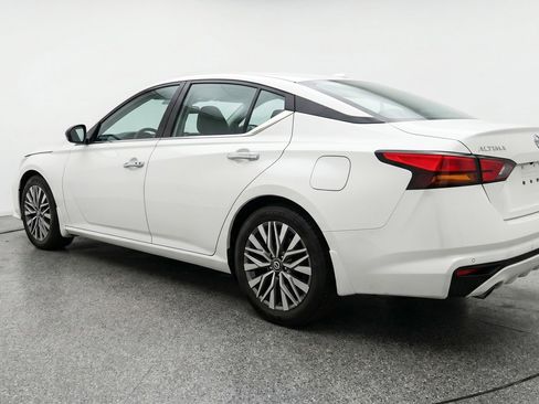 Used 2025 Nissan Altima 2.5 SV FWD image 6