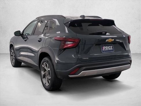 Used 2025 Chevrolet Trax LT FWD image 8