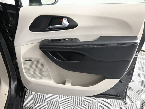 Used 2020 Chrysler Pacifica Limited image 12