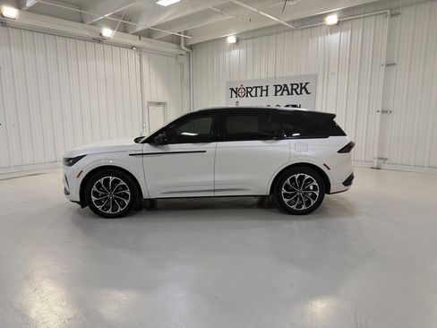 Used 2024 Lincoln Nautilus Reserve image 2