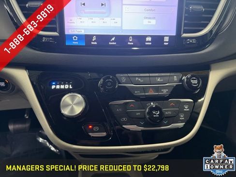 Used 2023 Chrysler Pacifica Touring-L FWD image 3
