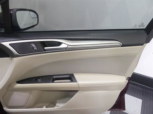 Used 2018 Ford Fusion SE w/ Fusion SE Technology Package FWD image 18