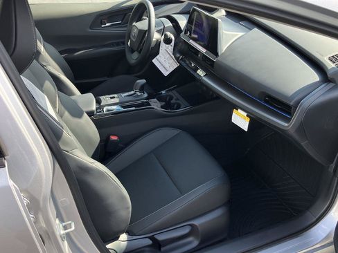Used 2025 Toyota Prius XLE FWD image 12