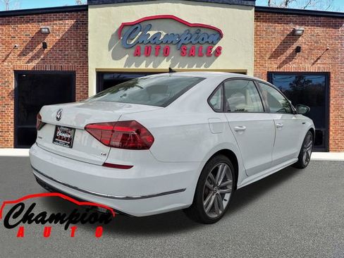Used 2018 Volkswagen Passat 2.0T R-Line w/ R-Line Lighting Package image 4