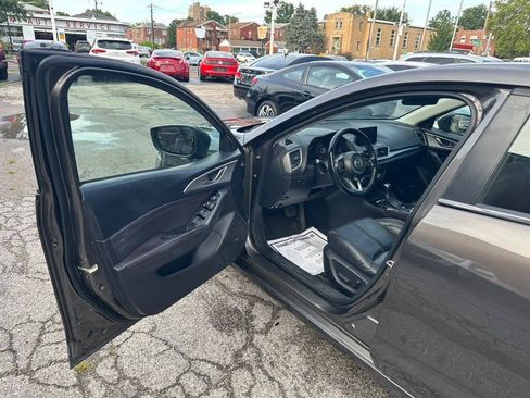 Used 2018 MAZDA MAZDA3 Touring FWD image 9