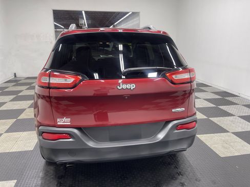 Used 2016 Jeep Cherokee Latitude w/ Cold Weather Group FWD image 3
