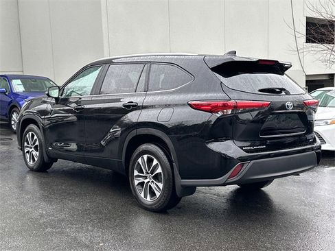 Certified 2023 Toyota Highlander XLE image 3