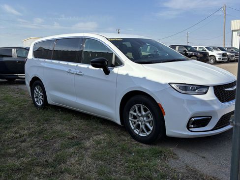 Used 2025 Chrysler Pacifica Select FWD image 11