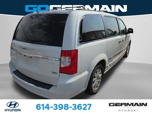 Used 2014 Chrysler Town & Country Touring FWD image 9