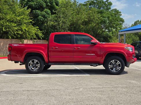 Used 2019 Toyota Tacoma TRD Sport RWD image 2