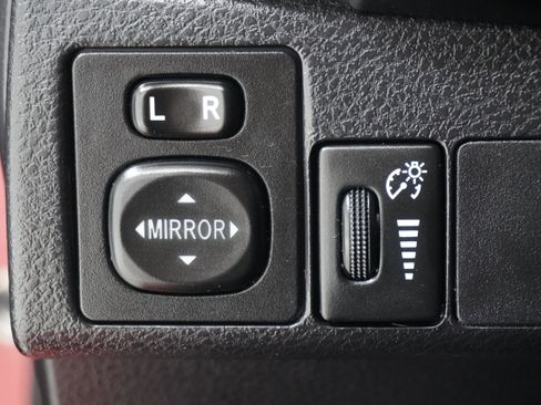 Used 2017 Toyota Corolla LE image 18