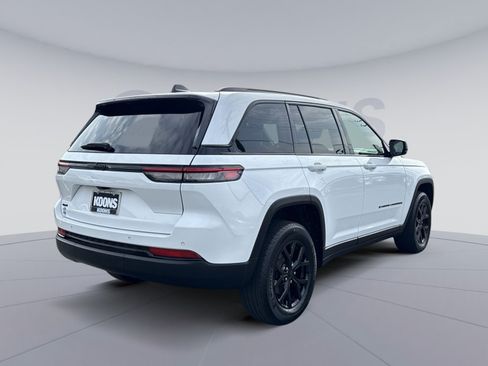 Used 2025 Jeep Grand Cherokee Altitude AWD/4WD image 7