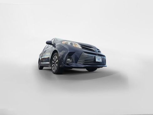 Used 2018 Toyota Sienna XLE image 25