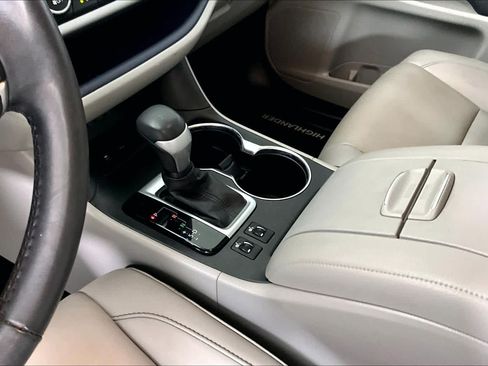 Used 2019 Toyota Highlander XLE FWD image 16