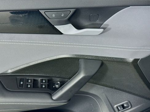 Used 2025 Volkswagen Tiguan SE w/ Panoramic Sunroof Package image 11