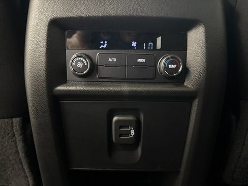 Used 2023 Chevrolet Traverse LT FWD image 24