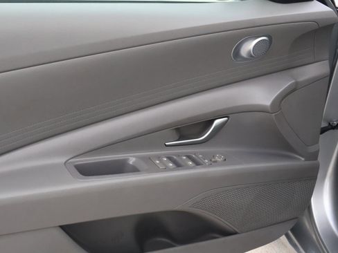 Used 2021 Hyundai Elantra SEL image 14