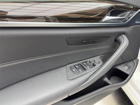 Used 2022 BMW 530i w/ Convenience Package image 39