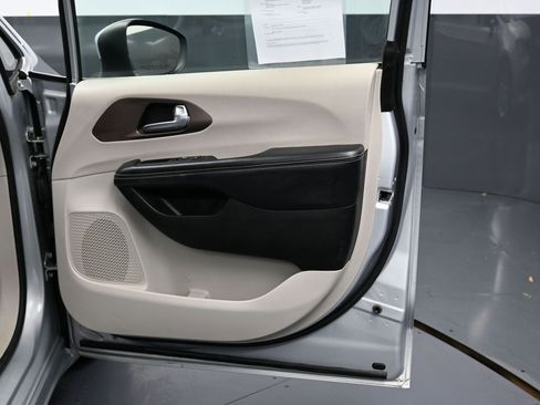 Used 2023 Chrysler Voyager LX FWD image 37