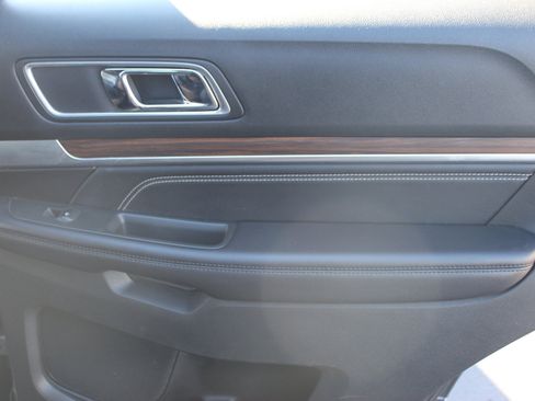 Used 2017 Ford Explorer Limited image 31