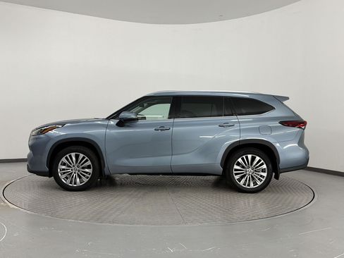 Used 2024 Toyota Highlander FWD image 2