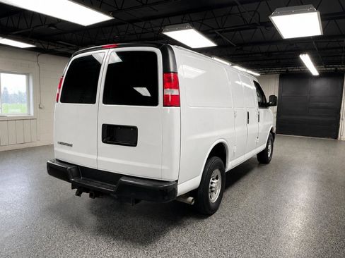 Used 2017 Chevrolet Express 2500 Extended RWD image 3