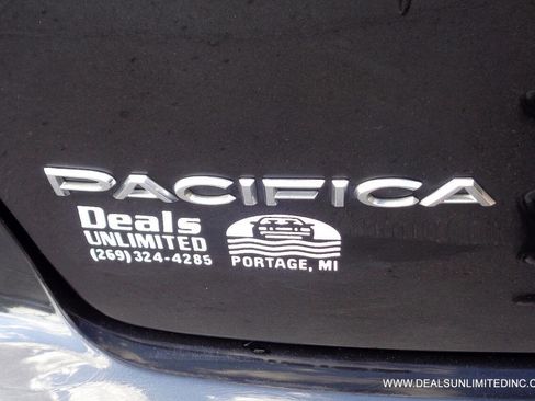 Used 2021 Chrysler Pacifica Touring-L FWD image 5