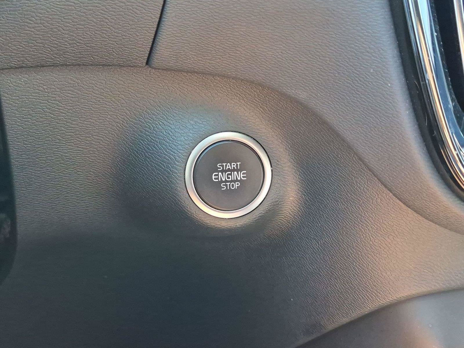 Used 2024 Volvo XC40 B5 Core AWD/4WD image 17