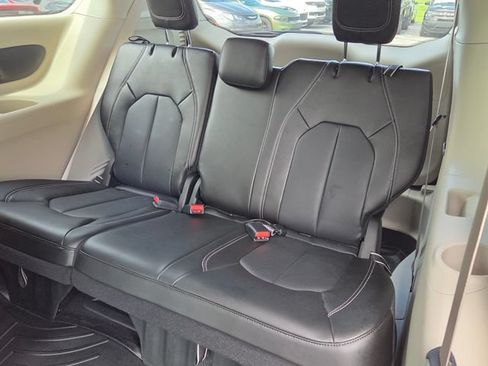 Used 2023 Chrysler Pacifica Touring-L AWD/4WD image 11