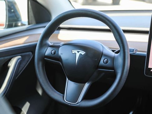 Used 2025 Tesla Model Y Long Range RWD image 14