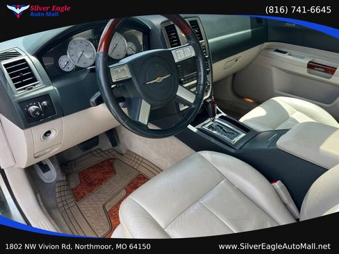 Used 2005 Chrysler 300 Touring RWD image 7