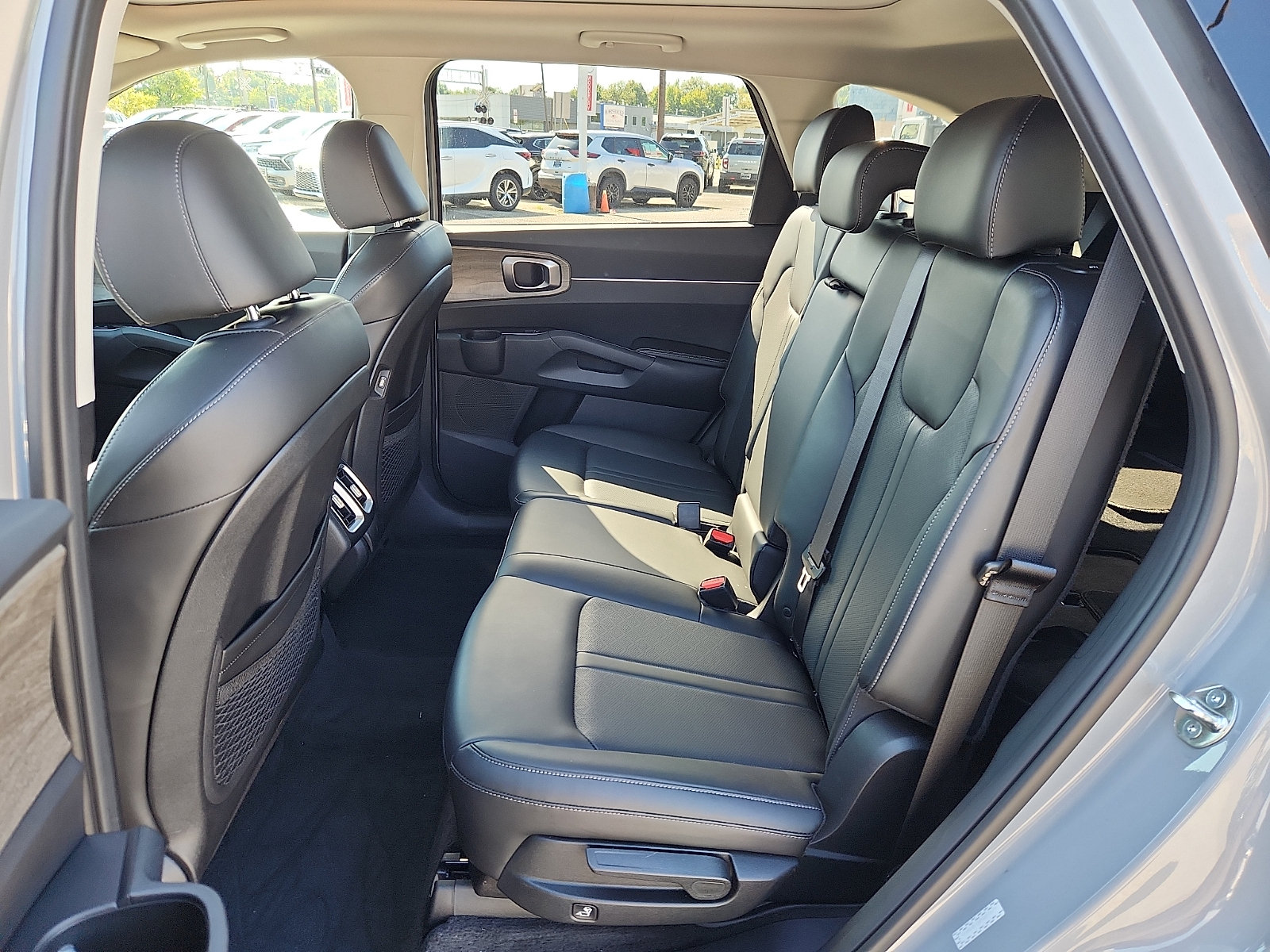 Used 2023 Kia Sorento S w/ Panoramic Sunroof Package AWD/4WD image 10