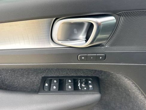 Used 2022 Volvo XC40 T5 Momentum image 10