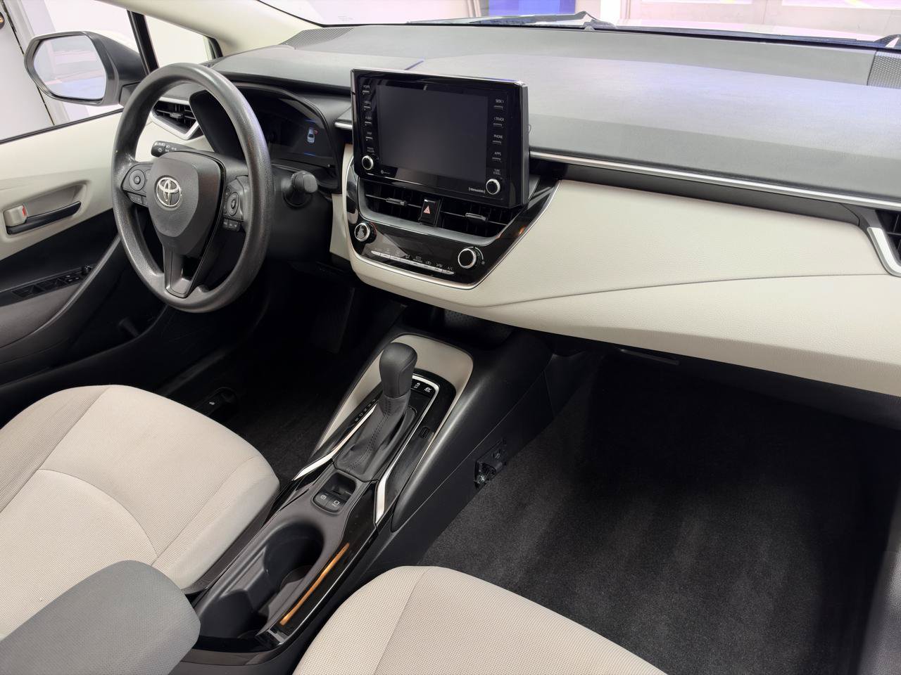 Used 2022 Toyota Corolla LE FWD image 25