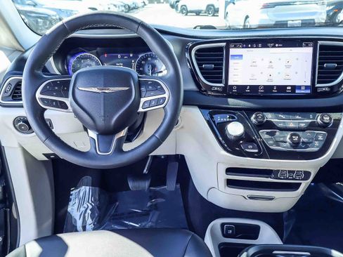 Used 2023 Chrysler Pacifica Touring-L image 3