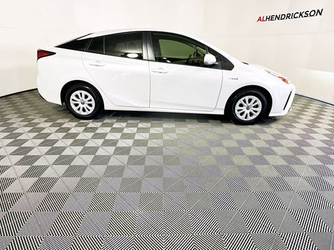 Used 2021 Toyota Prius XLE image 2