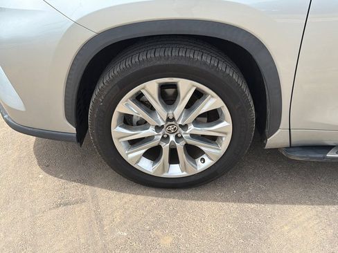 Used 2020 Toyota Highlander Limited FWD image 11