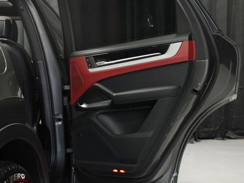 Certified 2025 Porsche Cayenne AWD/4WD image 24