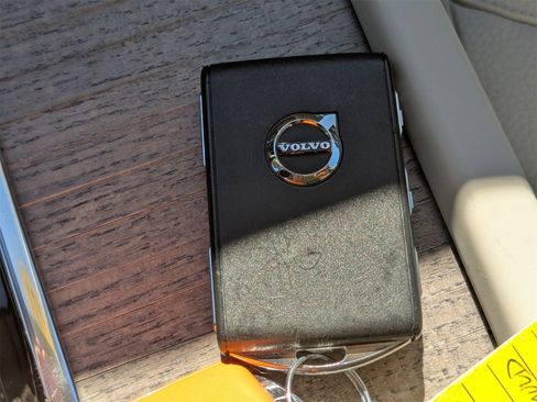 Used 2023 Volvo XC90 B5 Plus image 31