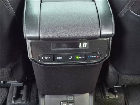 Used 2024 Toyota Highlander XLE FWD image 17