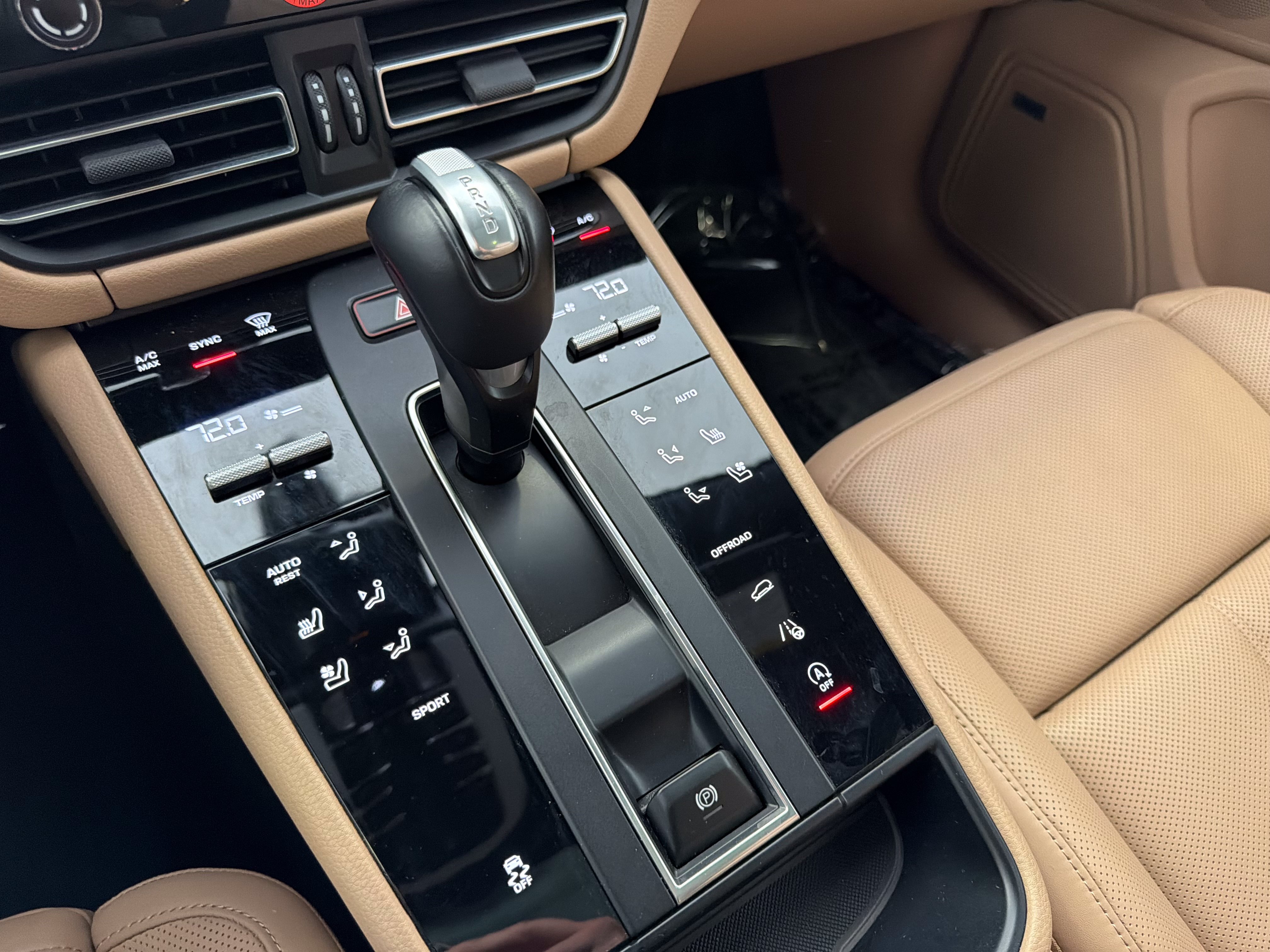 Certified 2024 Porsche Macan AWD/4WD image 19