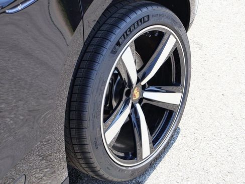 Certified 2025 Porsche Macan AWD/4WD image 37